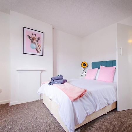 4 Bed - 2 Baths 1 Walk In Shower Lots Of Parking Ipswich Bagian luar foto