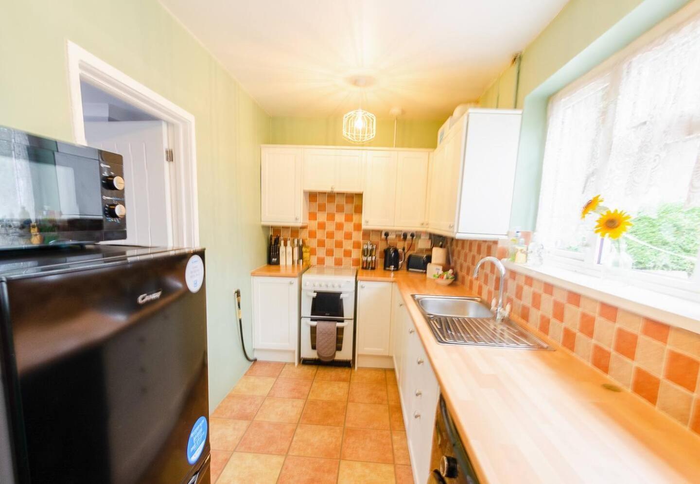 4 Bed - 2 Baths 1 Walk In Shower Lots Of Parking Ipswich Bagian luar foto