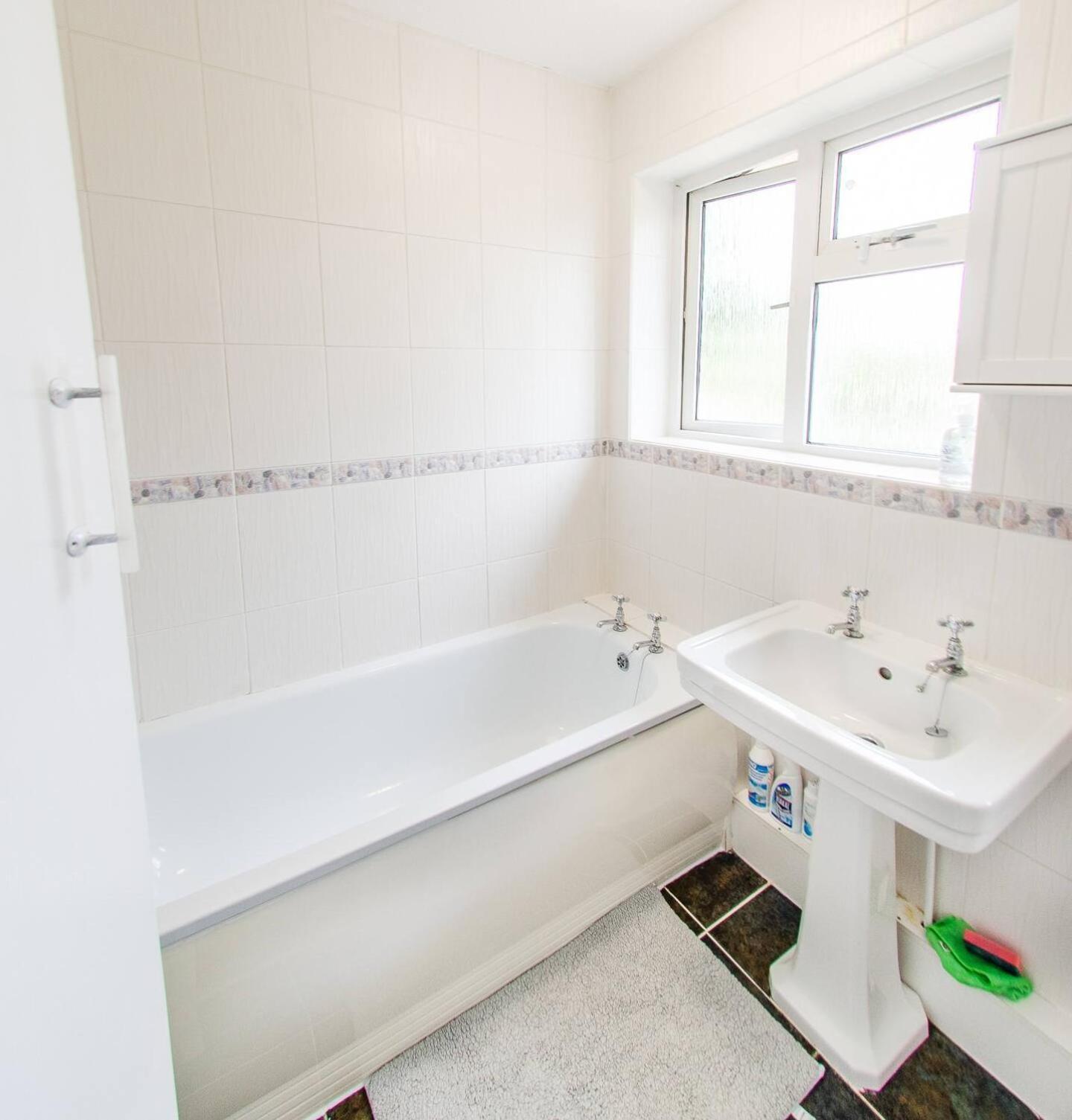 4 Bed - 2 Baths 1 Walk In Shower Lots Of Parking Ipswich Bagian luar foto